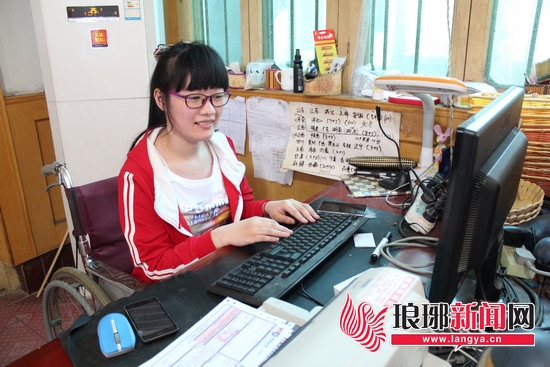 王穎在網(wǎng)上與客戶溝通 王穎在網(wǎng)上與客戶溝通