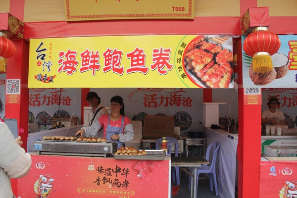 圖6這個攤位的臺灣老板可以微信收款(中國臺灣網 蕪同 攝)