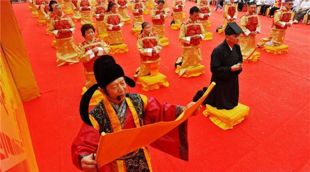 兩岸500余名信眾臨水宮祖廟同心祈福 共敘兩岸情 6月13日,閩臺(tái)兩岸民間民俗文化交流活動(dòng)——第八屆海峽論壇·陳靖姑文化節(jié),在陳靖……