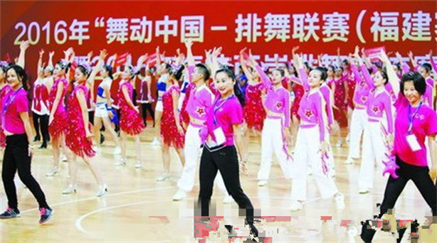 2016年“舞動(dòng)中國排舞聯(lián)賽”在廈舉行:以舞會(huì)友 共敘中華情 如果不是頭上的白發(fā)“泄密”,你很難看出李宛樺的年齡。在排舞表演中,她走著曼妙……