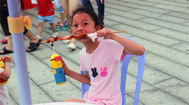 組圖:兩岸特色廟會(huì)上的吃貨寶寶 6月11日,以“味道中華、香飄兩岸”為主題的兩岸特色廟會(huì)在廈門開市。6月的廈門,……