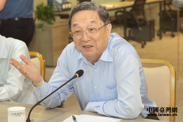 俞正聲11日下午來到廈門海滄出席“樂業兩岸 創享未來”青創先鋒匯交流活動