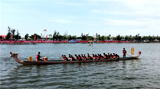 海峽兩岸龍舟賽在廈門開賽 兩岸53支參賽隊伍共同傳承中華文化 龍舟池畔,鳳凰花開。2日,2018海峽兩岸(集美)龍舟文化節暨“嘉庚杯”“敬賢杯”……