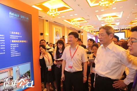 國臺辦主任張志軍駐足了解“銀鷹計劃”活動情況。(中國臺灣網 于斯文 攝)