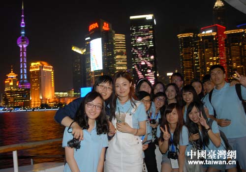 營員們乘船飽覽黃浦江兩岸美輪美奐的夜景并合影留念 營員們乘船飽覽黃浦江兩岸美輪美奐的夜景并合影留念