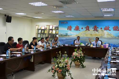 在臺南聽取臺鹽公司洪璽曜董事長介紹情況 在臺南聽取臺鹽公司洪璽曜董事長介紹情況