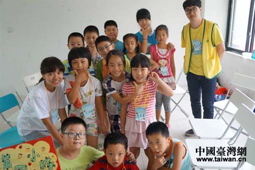 兩岸大學生與參加“川越自己”夏令營活動的孩子們 兩岸大學生與參加“川越自己”夏令營活動的孩子們