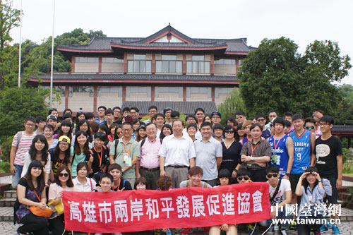 研習(xí)營學(xué)員在浙江博物館合影留念 研習(xí)營學(xué)員在浙江博物館合影留念