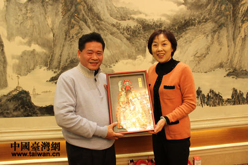 天津市臺辦主任周克麗向臺灣媽祖聯誼會會長鄭銘坤贈送紀念品 天津市臺辦主任周克麗向臺灣媽祖聯誼會會長鄭銘坤贈送紀念品