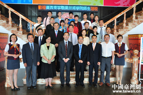 南寧職業(yè)技術(shù)學(xué)院交流團(tuán)與臺灣觀光學(xué)院領(lǐng)導(dǎo)合影 南寧職業(yè)技術(shù)學(xué)院交流團(tuán)與臺灣觀光學(xué)院領(lǐng)導(dǎo)合影