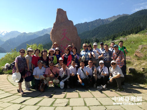 臺中縣不動產開發商業同業公會在天池景區合影 臺中縣不動產開發商業同業公會在天池景區合影