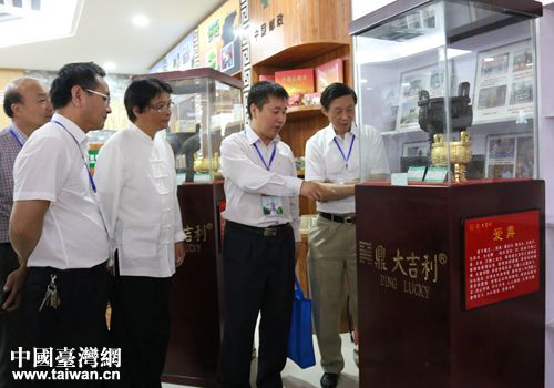 全國臺聯文宣部副部長何昆參觀周易文化產品店 全國臺聯文宣部副部長何昆參觀周易文化產品店