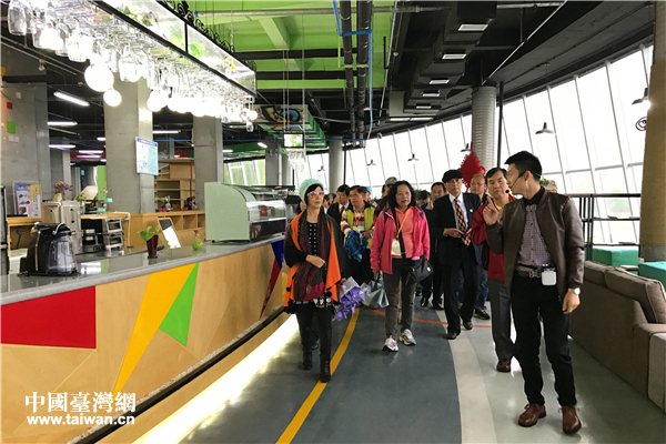 考察團嘉賓參訪安康國家高新區眾創空間。(中國臺灣網 趙苗青 攝) 考察團嘉賓參訪安康國家高新區眾創空間。(中國臺灣網 趙苗青 攝)