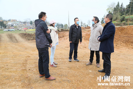 薛奎在梅旗·螢火谷文創農場調研。 (中國臺灣網 發).jpg