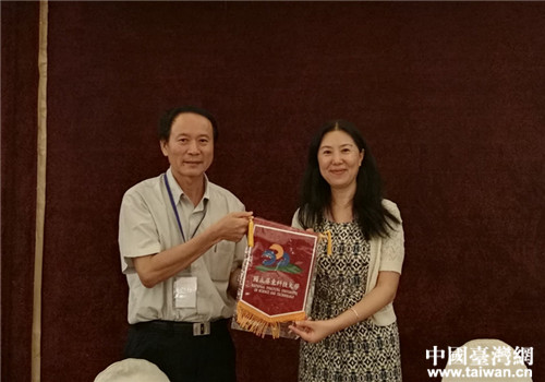 會長曾力群與顏昌瑞團長互贈紀念品 會長曾力群與顏昌瑞團長互贈紀念品