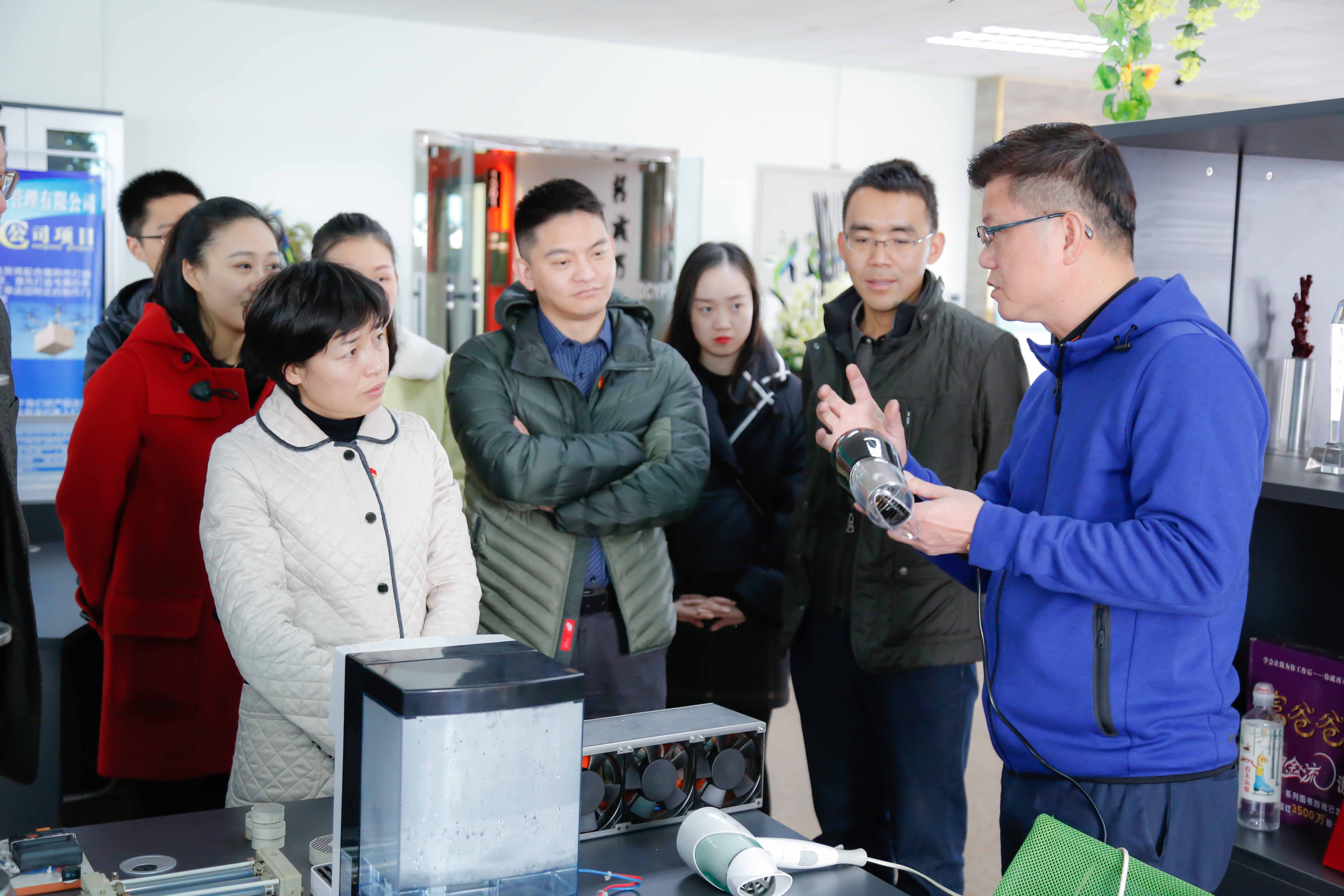 劉會英(左一)與臺灣創(chuàng)業(yè)青年交流創(chuàng)業(yè)項(xiàng)目 劉會英(左一)與臺灣創(chuàng)業(yè)青年交流創(chuàng)業(yè)項(xiàng)目