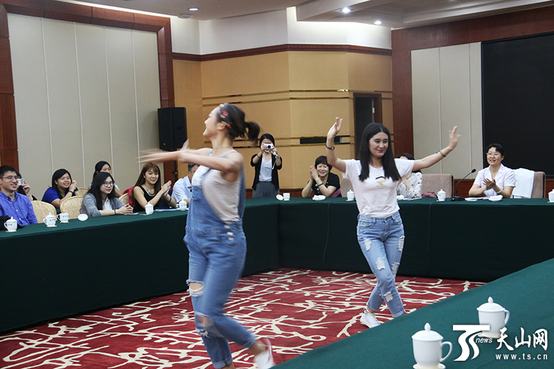 臺灣青年學生交流參訪團赴疆 促進文化交流 臺灣青年學生交流參訪團赴疆 促進文化交流