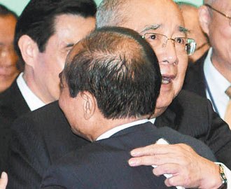 吳伯雄致辭后與王金平擁抱。取自臺灣《聯合報》/臺北市攝影記者聯誼會供圖