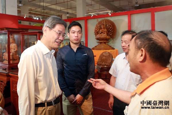 張志軍參觀考察莆田工藝美術(shù)城,與商家親切交談 張志軍參觀考察莆田工藝美術(shù)城,與商家親切交談