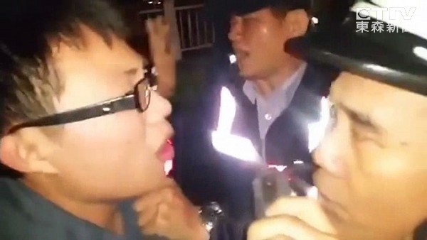 高雄男子向女友求婚卻遭警方對(duì)空鳴槍,憤而怒告警察執(zhí)法過(guò)當(dāng)。(臺(tái)媒圖)