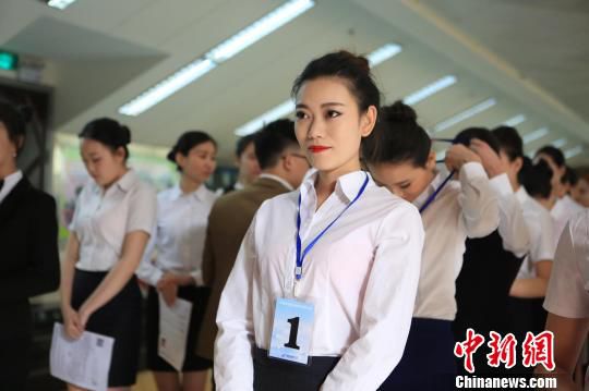 等待入場的應(yīng)聘者。 賀雯璟 攝