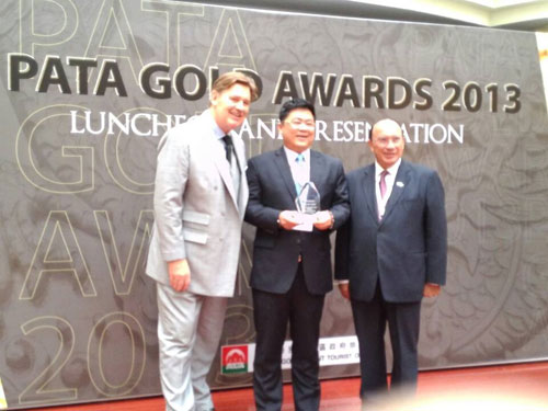 臺(tái)旅會(huì)副會(huì)長(zhǎng)劉喜臨領(lǐng)取獎(jiǎng)杯。