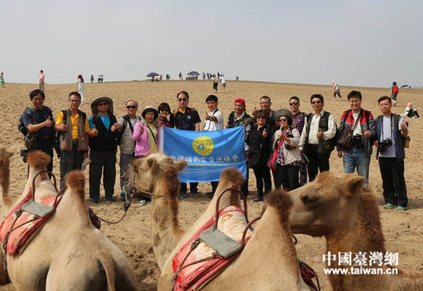 一帶一路看寧夏采風團走進沙湖。(中國臺灣網記者 李岳 攝)