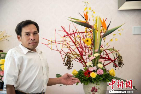 圖為學(xué)員及其作品。 洪堅(jiān)鵬 攝