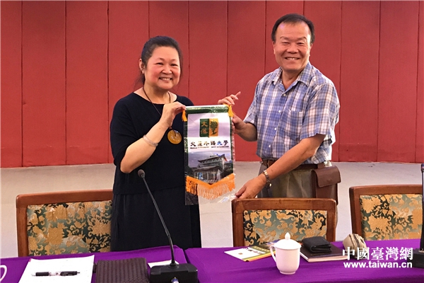 臺灣文藻外語大學(xué)陳健祥教授贈送校旗于薛一萍董事長 臺灣文藻外語大學(xué)陳健祥教授贈送校旗于薛一萍董事長