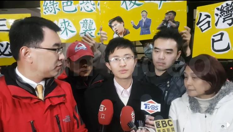 侯漢廷(中)。(圖片來源:臺灣《聯合報》) 侯漢廷(中)。(圖片來源:臺灣《聯合報》)