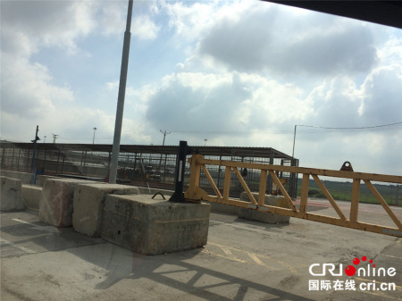 進入加沙的埃雷茲檢查站,除外交人員外要進入加沙必須從鐵絲網的走道里通過。攝影 孫伶俐