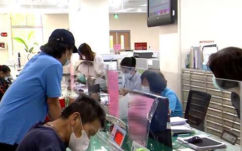 臺灣民眾領(lǐng)取紓困金。 (圖片來源:臺灣“東森新聞”).jpg