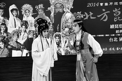 昆曲《紅樓夢》中的寶玉、黛玉亮相記者會。 昆曲《紅樓夢》中的寶玉、黛玉亮相記者會。