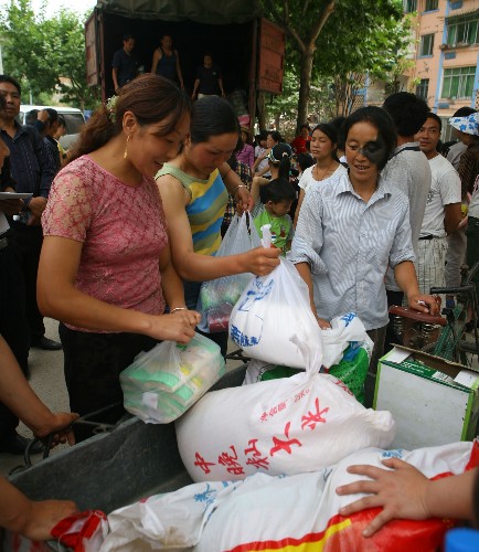 青川災(zāi)區(qū)群眾開始領(lǐng)取補(bǔ)助金和救濟(jì)糧 5月28日,青川縣城居民在發(fā)放點(diǎn)領(lǐng)取救濟(jì)糧。 自5月28日起,四川青川縣對因地震造成的無房可住、無生產(chǎn)資料和無收入來源的困難群眾實(shí)施臨時生活救助,救助標(biāo)準(zhǔn)為每人每天10元、0.5公斤成品糧,“三孤”人員的補(bǔ)助標(biāo)準(zhǔn)為每人每月600元,救助期限為3個月。 新華社發(fā)(劉忠俊 攝)