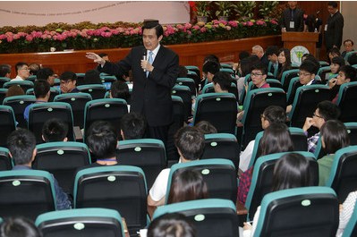 馬英九就職6周年,20日在臺中中國醫藥大學舉行記者會暨校園座談會,馬英九逐一響應學生提問。 圖片來源:臺灣“中央社”