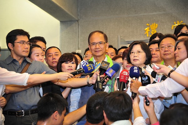 ���a�������M�h��ϯ��Ӣ����ͬ�µ�ӛ���x�±����L�����_ý�D��