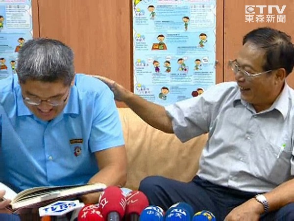 連勝文訪高中老師 慘遭爆料食量大、打籃球吸引女生 連勝文訪高中老師 慘遭爆料食量大、打籃球吸引女生