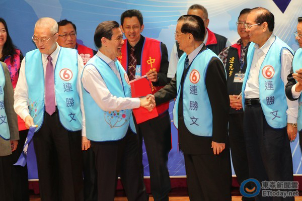 吳敦義(左二)、馬英九(中)、連戰(zhàn)(右三)替新北市長朱立倫加油。(臺媒圖) 吳敦義(左二)、馬英九(中)、連戰(zhàn)(右三)替新北市長朱立倫加油。(臺媒圖)