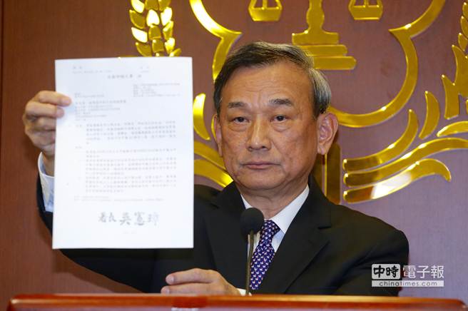 “法務(wù)部次長(zhǎng)”陳明堂在記者會(huì)上表示,經(jīng)過(guò)醫(yī)療鑒定小組的討論后,準(zhǔn)陳水扁法外就醫(yī)一個(gè)月 “法務(wù)部次長(zhǎng)”陳明堂在記者會(huì)上表示,經(jīng)過(guò)醫(yī)療鑒定小組的討論后,準(zhǔn)陳水扁法外就醫(yī)一個(gè)月