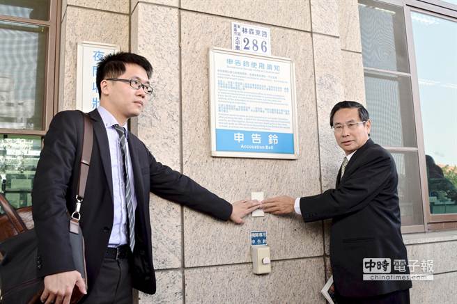 涂醒哲(右)在律師張育瑋陪同,前往嘉義地檢,告爆料者簡(jiǎn)俊平加重毀謗罪。(圖片來(lái)源:臺(tái)灣《中時(shí)電子報(bào)》) 涂醒哲(右)在律師張育瑋陪同,前往嘉義地檢,告爆料者簡(jiǎn)俊平加重毀謗罪。(圖片來(lái)源:臺(tái)灣《中時(shí)電子報(bào)》)