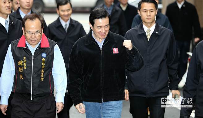 馬英九振臂微笑表達對朱立倫沖高得票的信心 馬英九振臂微笑表達對朱立倫沖高得票的信心