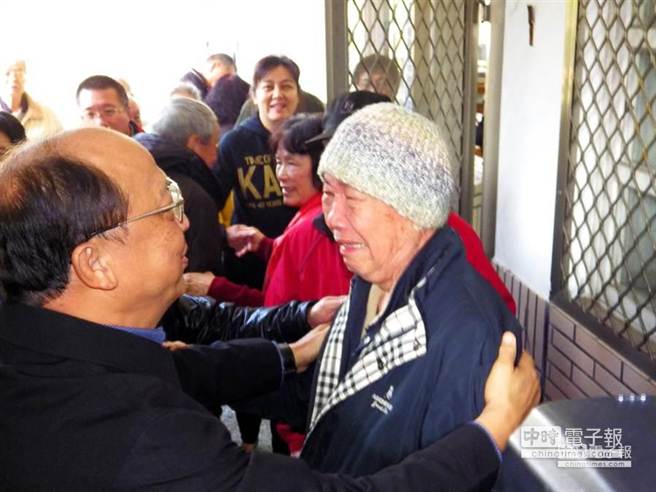 資深黨員看到胡志強難過掉淚,胡上前安撫并道謝 資深黨員看到胡志強難過掉淚,胡上前安撫并道謝