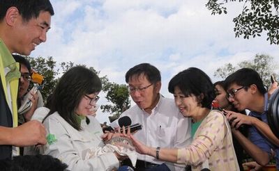 民眾拱選臺灣地區領導人柯文哲:別害我(圖)