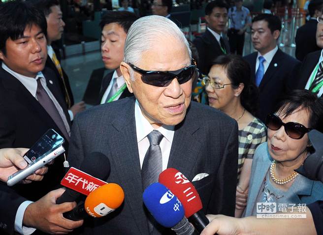 李登輝赴日訪問極盡諂媚 臺灣網友痛斥“日本狗” 李登輝赴日訪問極盡諂媚 臺灣網友痛斥“日本狗”