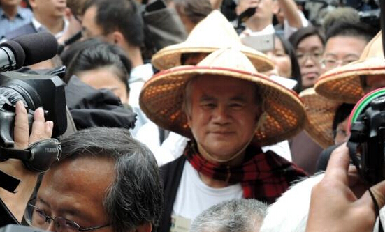 民進(jìn)黨前主席向被驅(qū)趕中時(shí)記者道歉:請她原諒我。(網(wǎng)絡(luò)圖) 民進(jìn)黨前主席向被驅(qū)趕中時(shí)記者道歉:請她原諒我。(網(wǎng)絡(luò)圖)