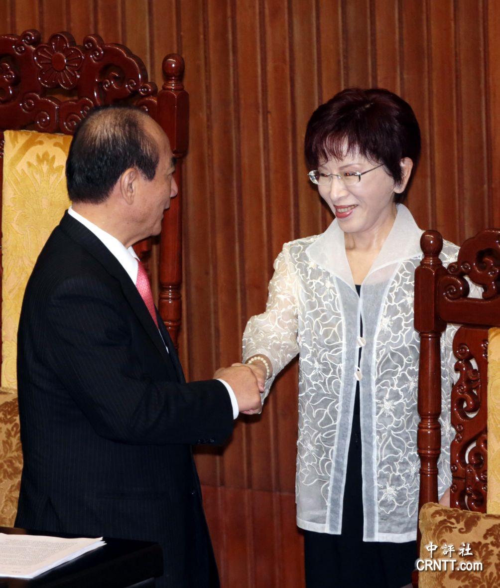 親民黨結(jié)合挺王勢(shì)力私勾結(jié) 圖謀逼退洪秀柱(圖) 親民黨結(jié)合挺王勢(shì)力私勾結(jié) 圖謀逼退洪秀柱(圖)