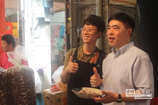 準(zhǔn)備投入基隆“立委”選戰(zhàn)的郝龍斌與七堵市場(chǎng)攤商博感情 準(zhǔn)備投入基隆“立委”選戰(zhàn)的郝龍斌與七堵市場(chǎng)攤商博感情