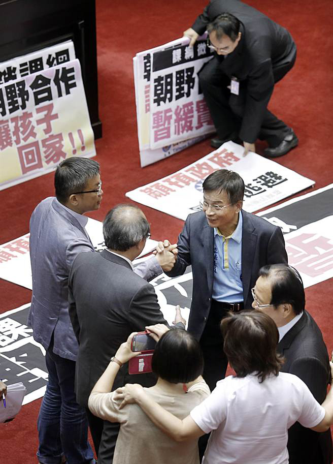 “朝野立委”握手或合影留念,工作人員收拾地上標語 “朝野立委”握手或合影留念,工作人員收拾地上標語