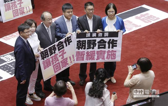 “朝野立委”合影留念 “朝野立委”合影留念