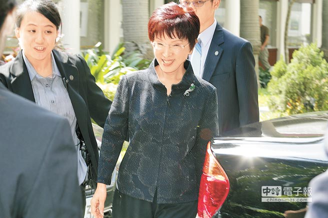 洪秀柱(中)16日主持院會(huì),在中午休息時(shí)間依然未接受媒體訪問(wèn),臉上帶著笑容快步上車(chē)離開(kāi) 洪秀柱(中)16日主持院會(huì),在中午休息時(shí)間依然未接受媒體訪問(wèn),臉上帶著笑容快步上車(chē)離開(kāi)